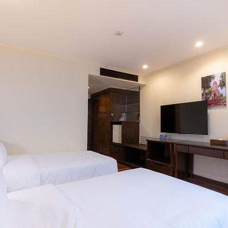 Journeyhub Sukhumvit 26, Bangkok - Formerly St James Hotel Luaran gambar