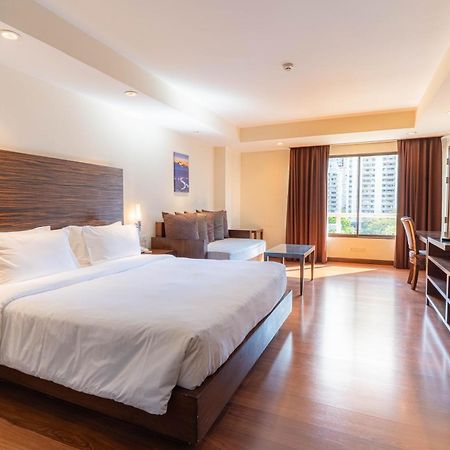 Journeyhub Sukhumvit 26, Bangkok - Formerly St James Hotel Luaran gambar