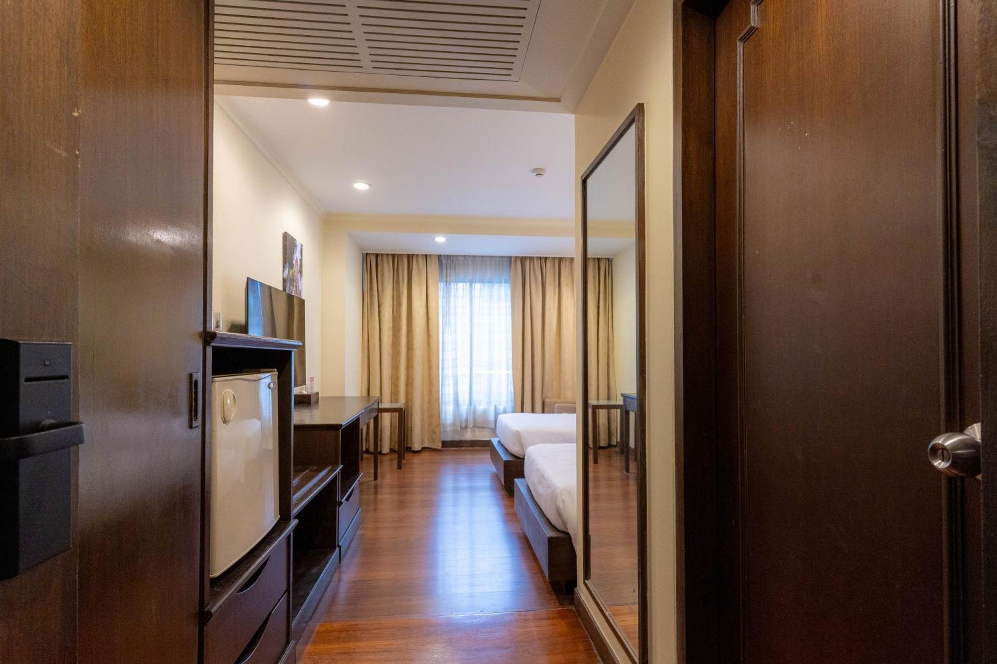 Journeyhub Sukhumvit 26, Bangkok - Formerly St James Hotel Luaran gambar