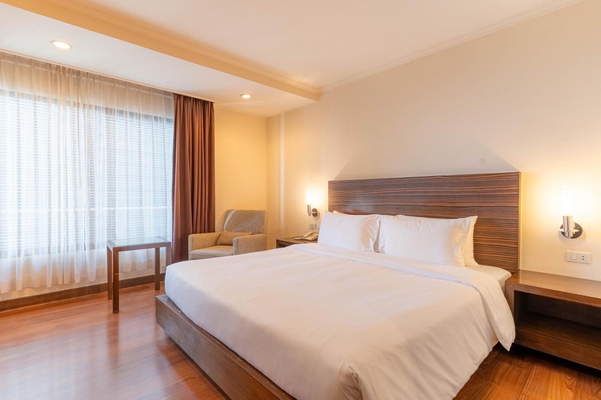 Journeyhub Sukhumvit 26, Bangkok - Formerly St James Hotel Luaran gambar