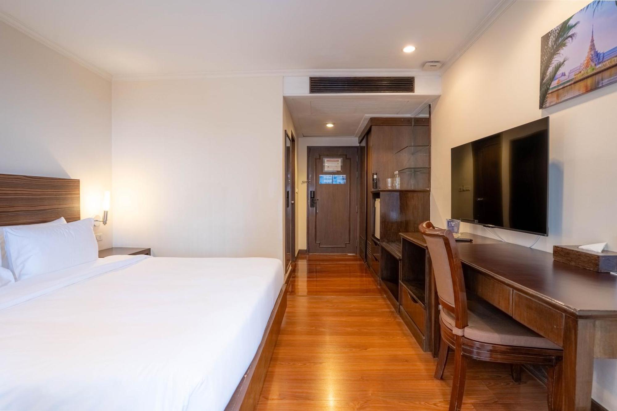 Journeyhub Sukhumvit 26, Bangkok - Formerly St James Hotel Luaran gambar