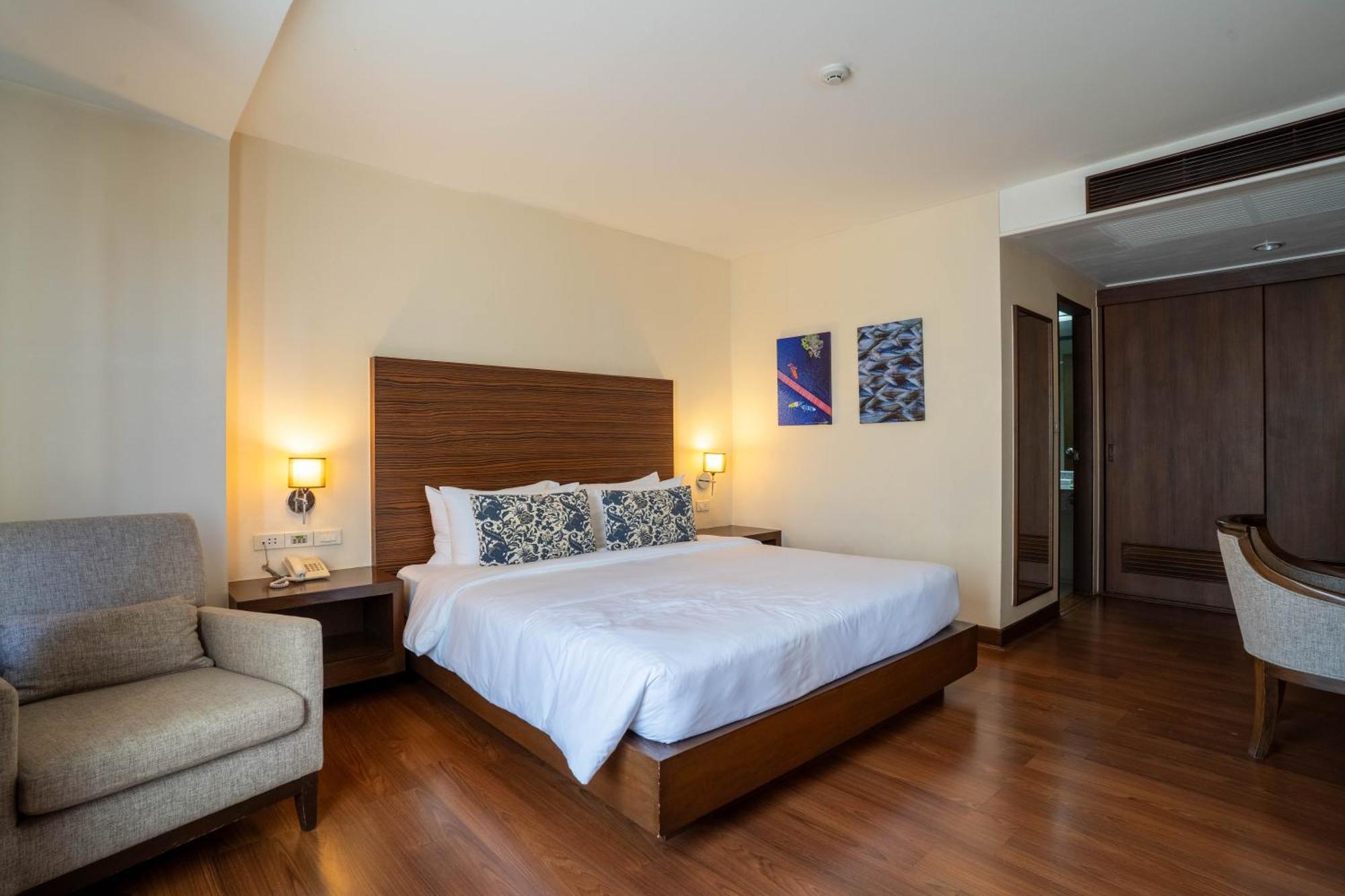 Journeyhub Sukhumvit 26, Bangkok - Formerly St James Hotel Luaran gambar