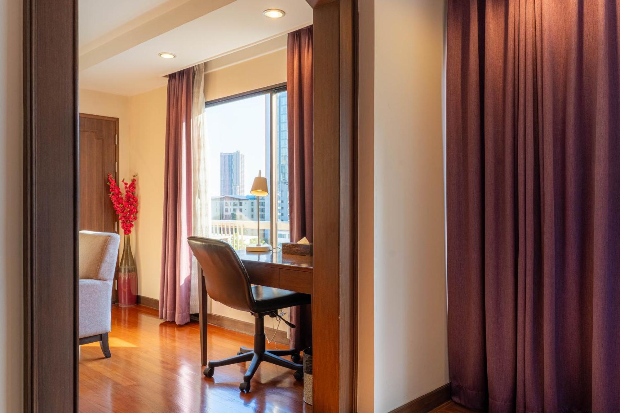 Journeyhub Sukhumvit 26, Bangkok - Formerly St James Hotel Luaran gambar