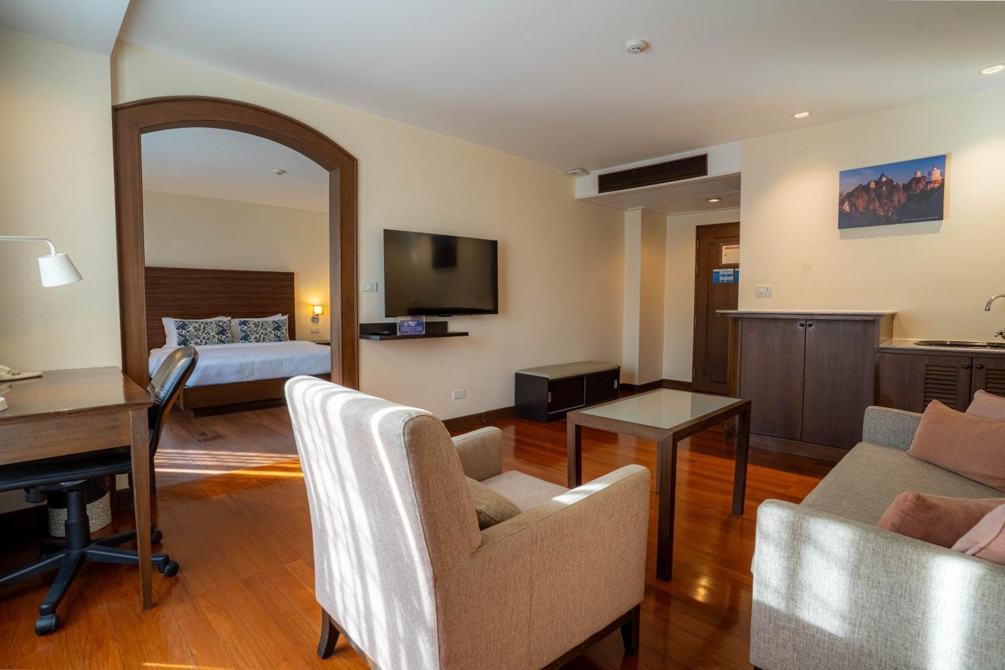 Journeyhub Sukhumvit 26, Bangkok - Formerly St James Hotel Luaran gambar