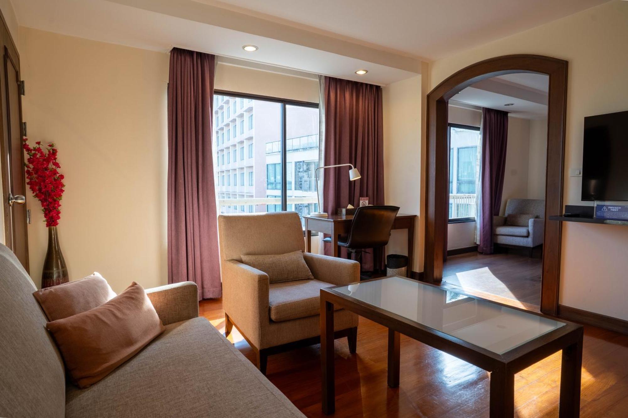Journeyhub Sukhumvit 26, Bangkok - Formerly St James Hotel Luaran gambar