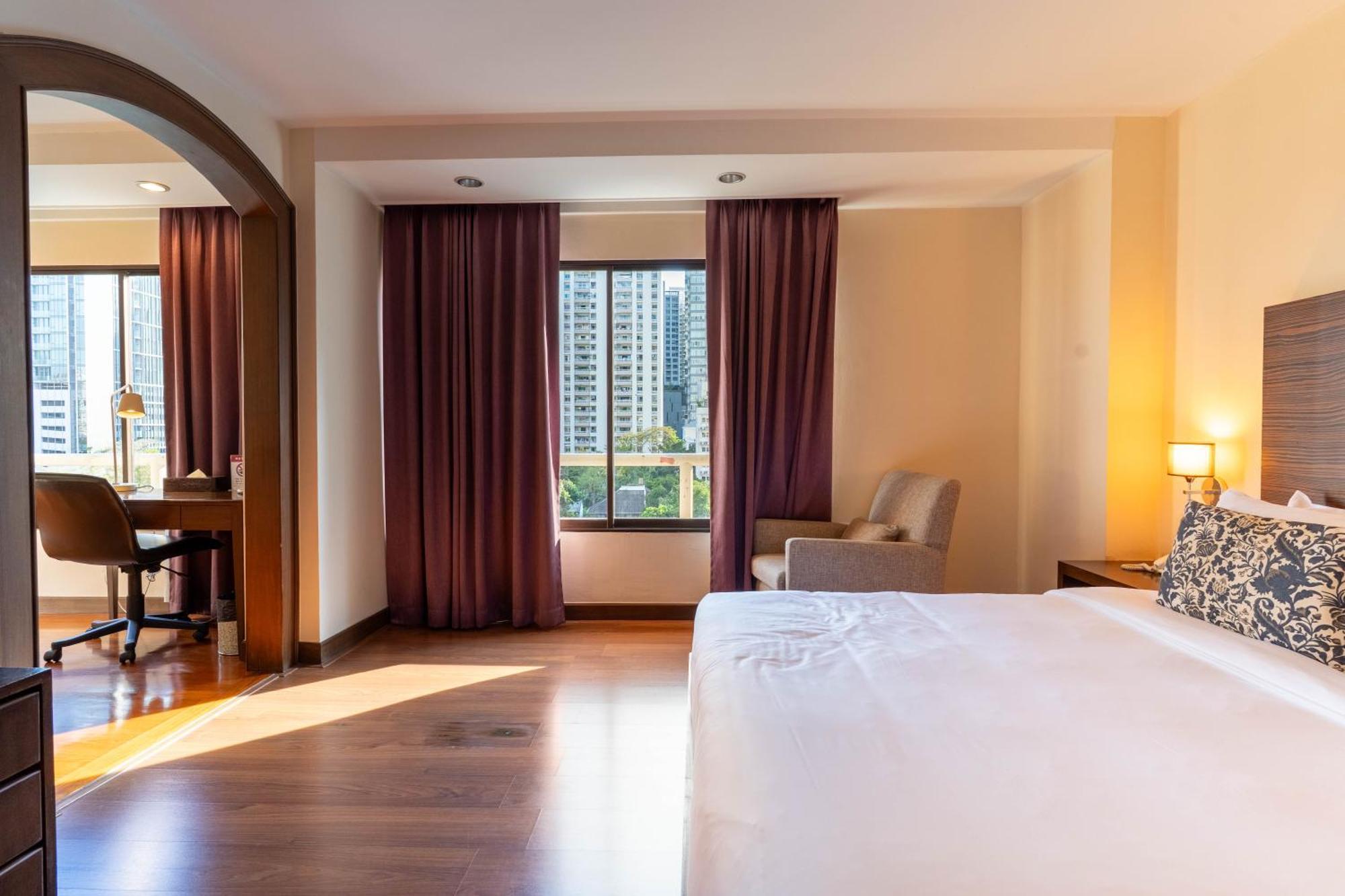 Journeyhub Sukhumvit 26, Bangkok - Formerly St James Hotel Luaran gambar