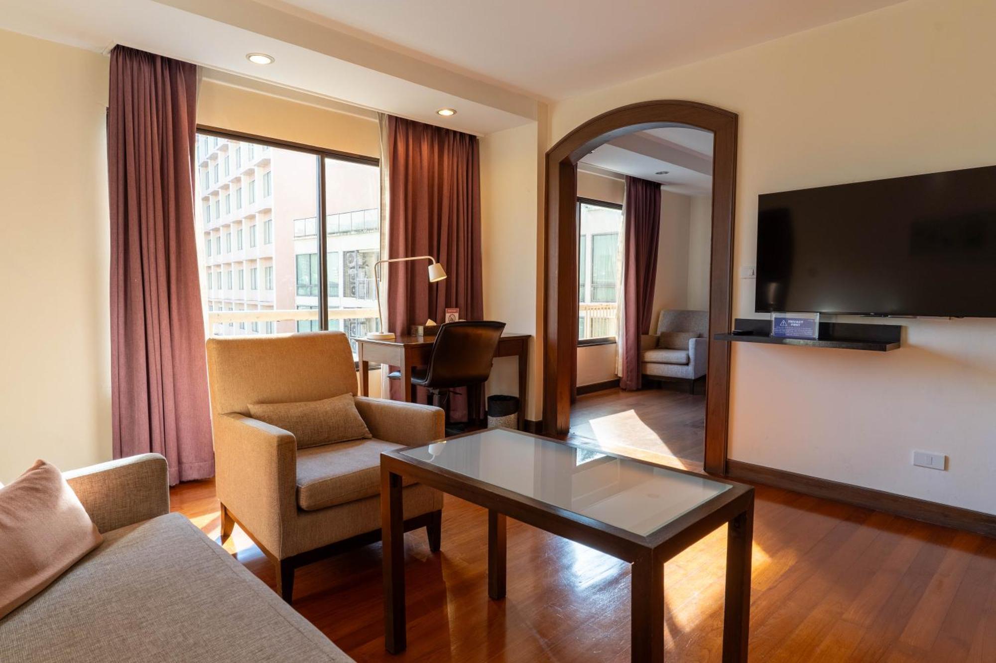 Journeyhub Sukhumvit 26, Bangkok - Formerly St James Hotel Luaran gambar