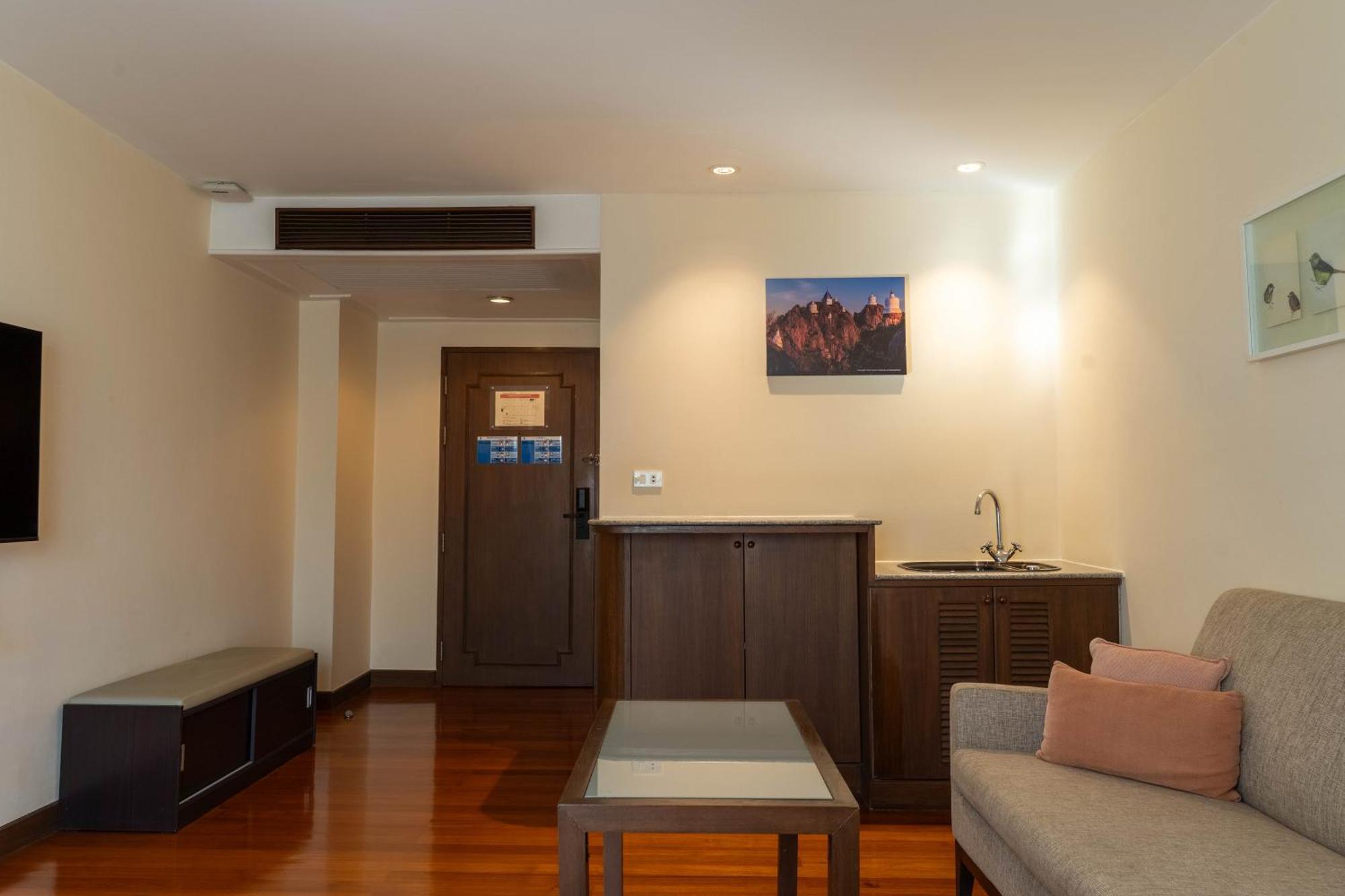 Journeyhub Sukhumvit 26, Bangkok - Formerly St James Hotel Luaran gambar