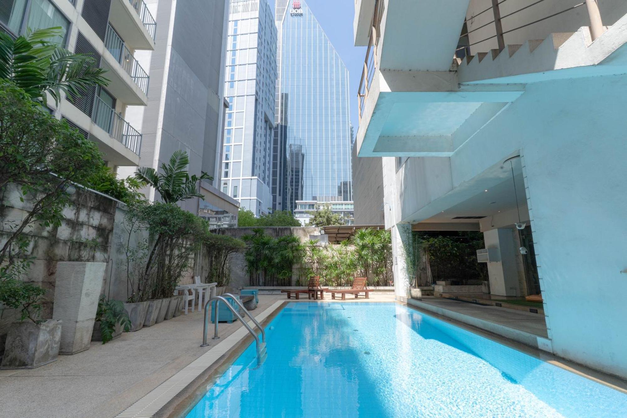 Journeyhub Sukhumvit 26, Bangkok - Formerly St James Hotel Luaran gambar
