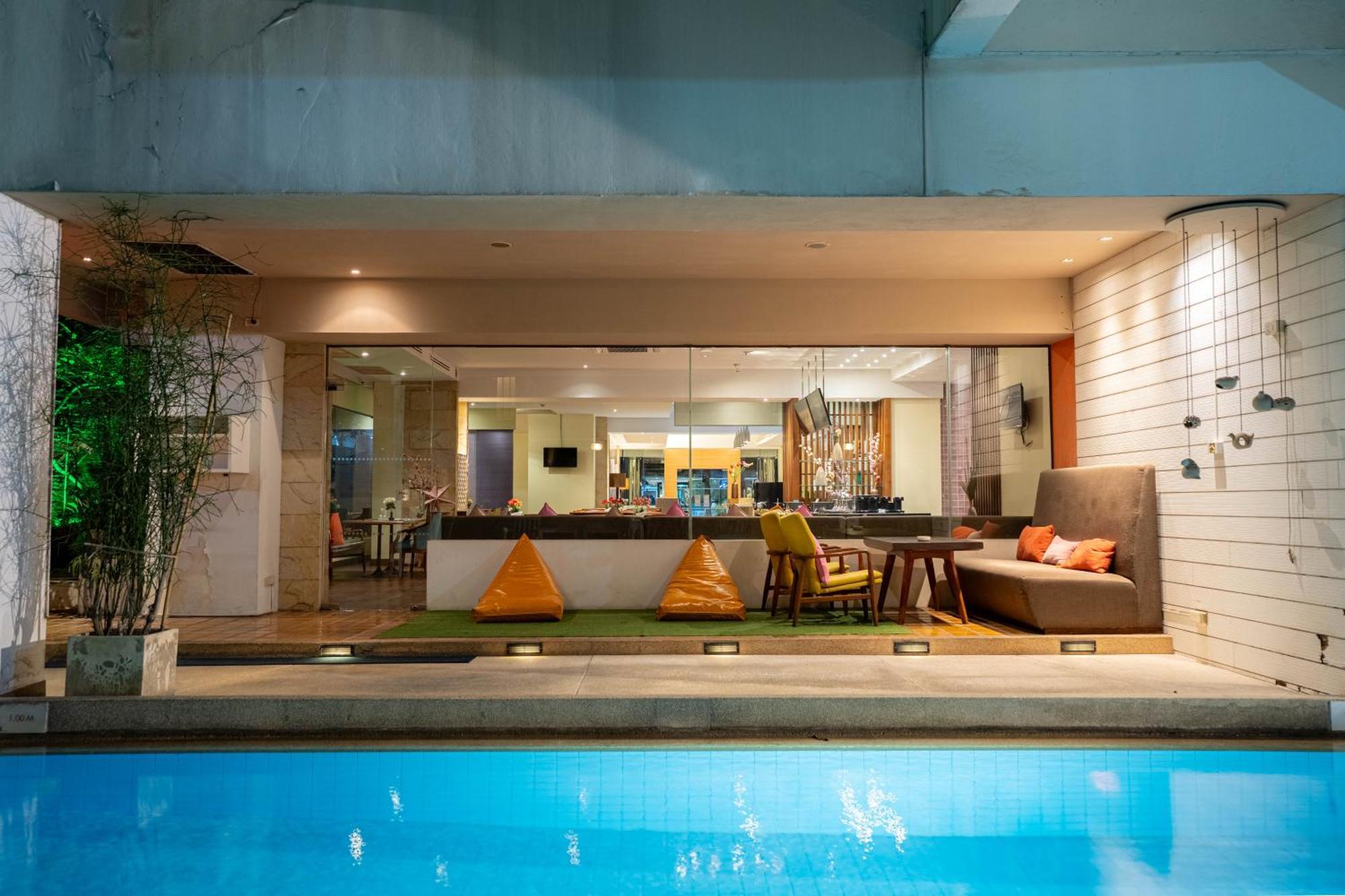 Journeyhub Sukhumvit 26, Bangkok - Formerly St James Hotel Luaran gambar