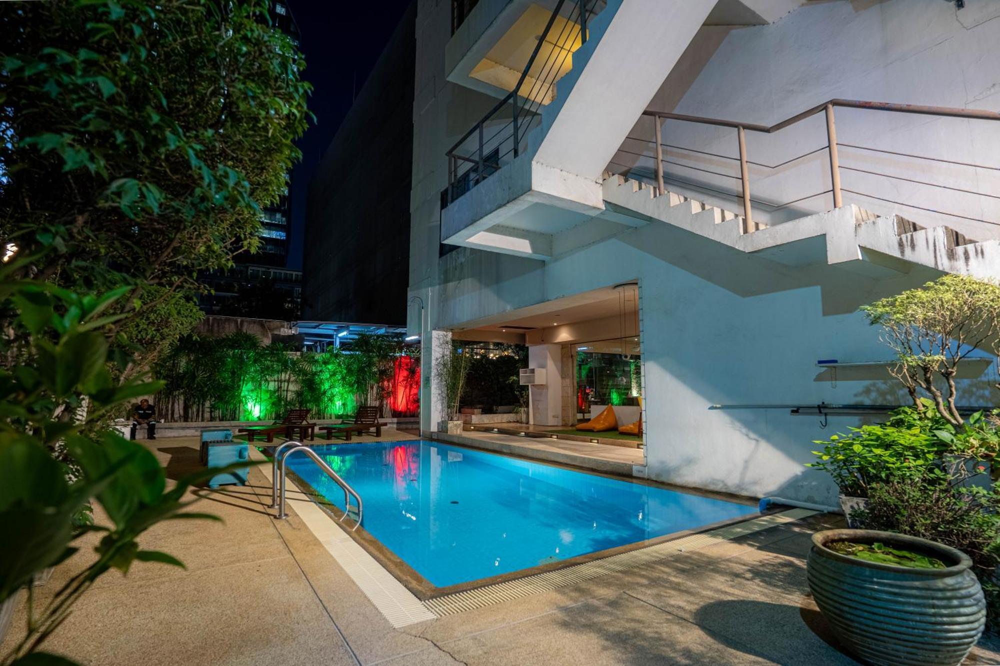 Journeyhub Sukhumvit 26, Bangkok - Formerly St James Hotel Luaran gambar