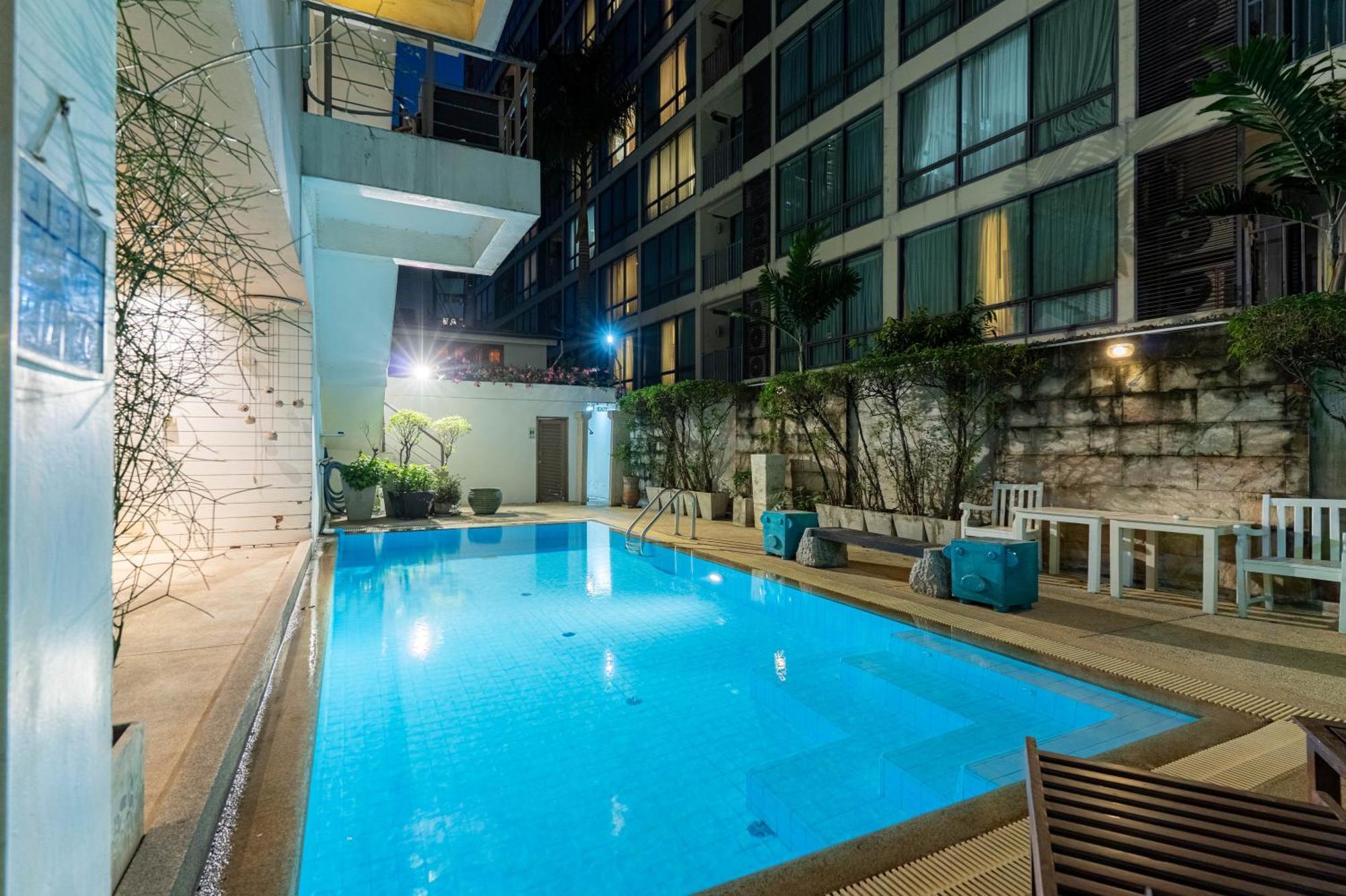 Journeyhub Sukhumvit 26, Bangkok - Formerly St James Hotel Luaran gambar