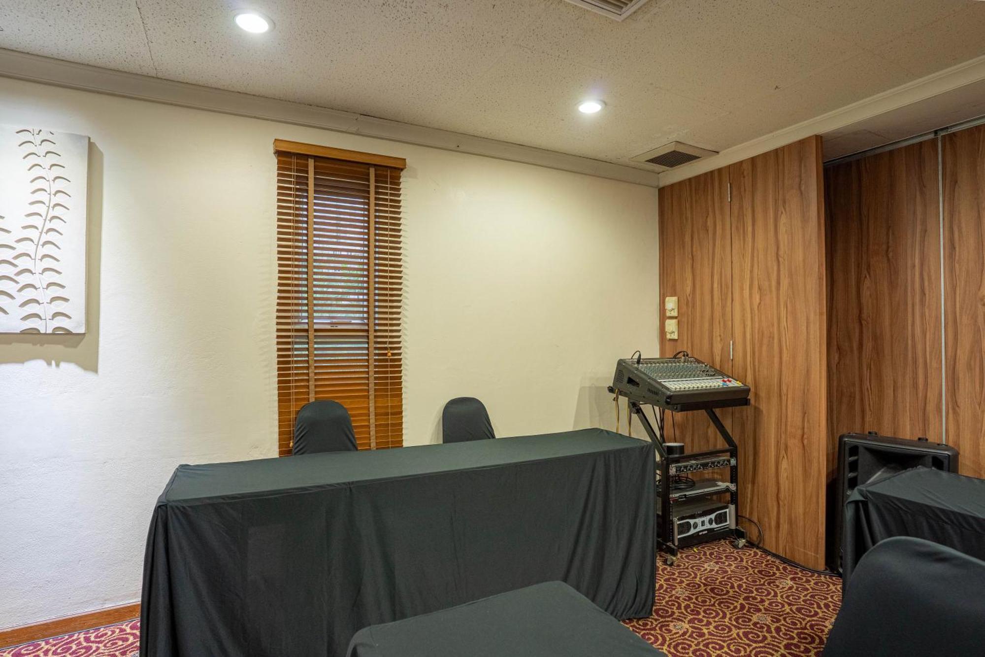 Journeyhub Sukhumvit 26, Bangkok - Formerly St James Hotel Luaran gambar
