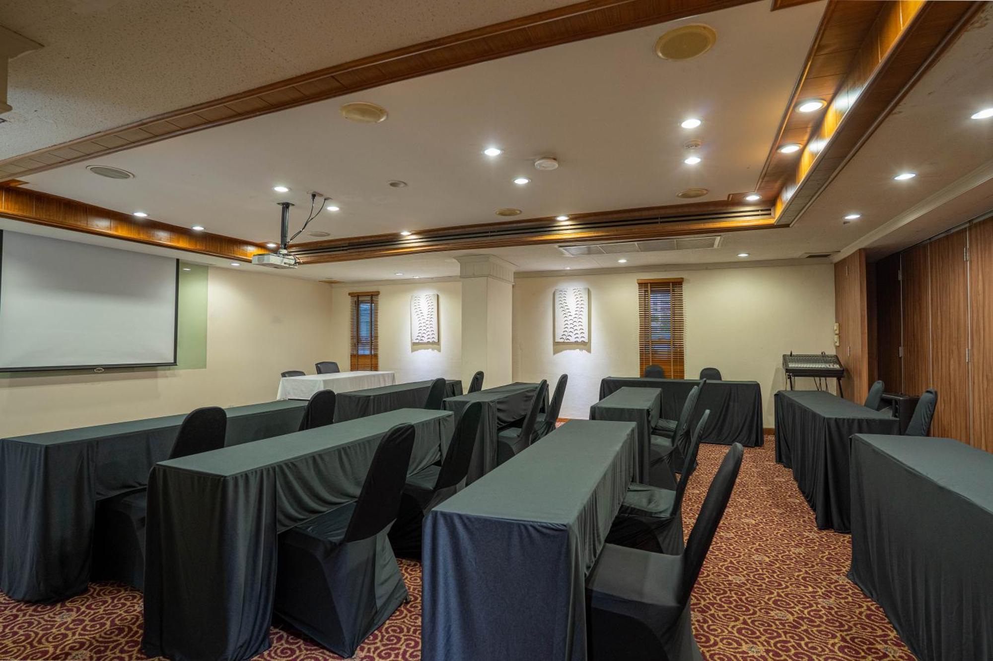 Journeyhub Sukhumvit 26, Bangkok - Formerly St James Hotel Luaran gambar