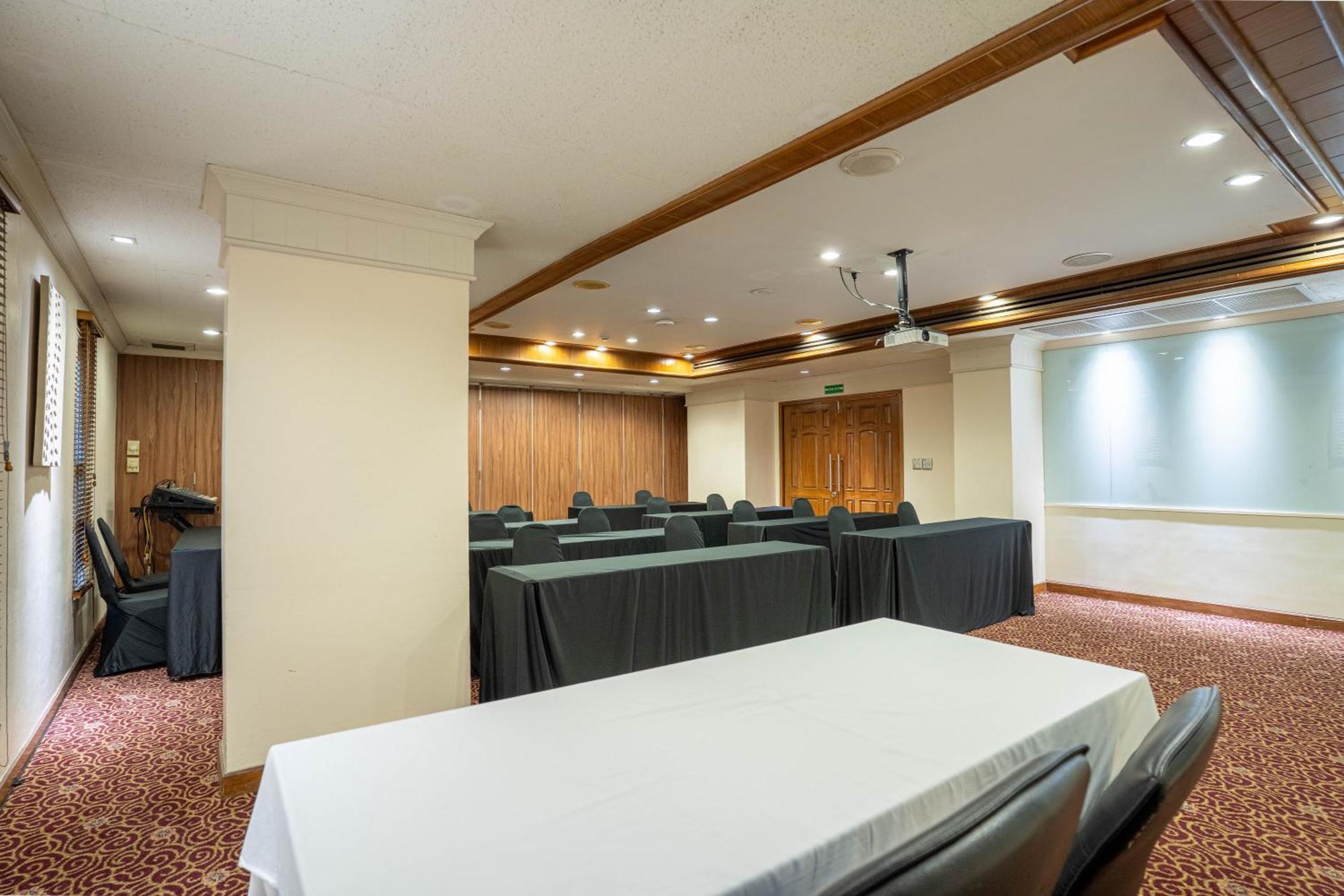 Journeyhub Sukhumvit 26, Bangkok - Formerly St James Hotel Luaran gambar
