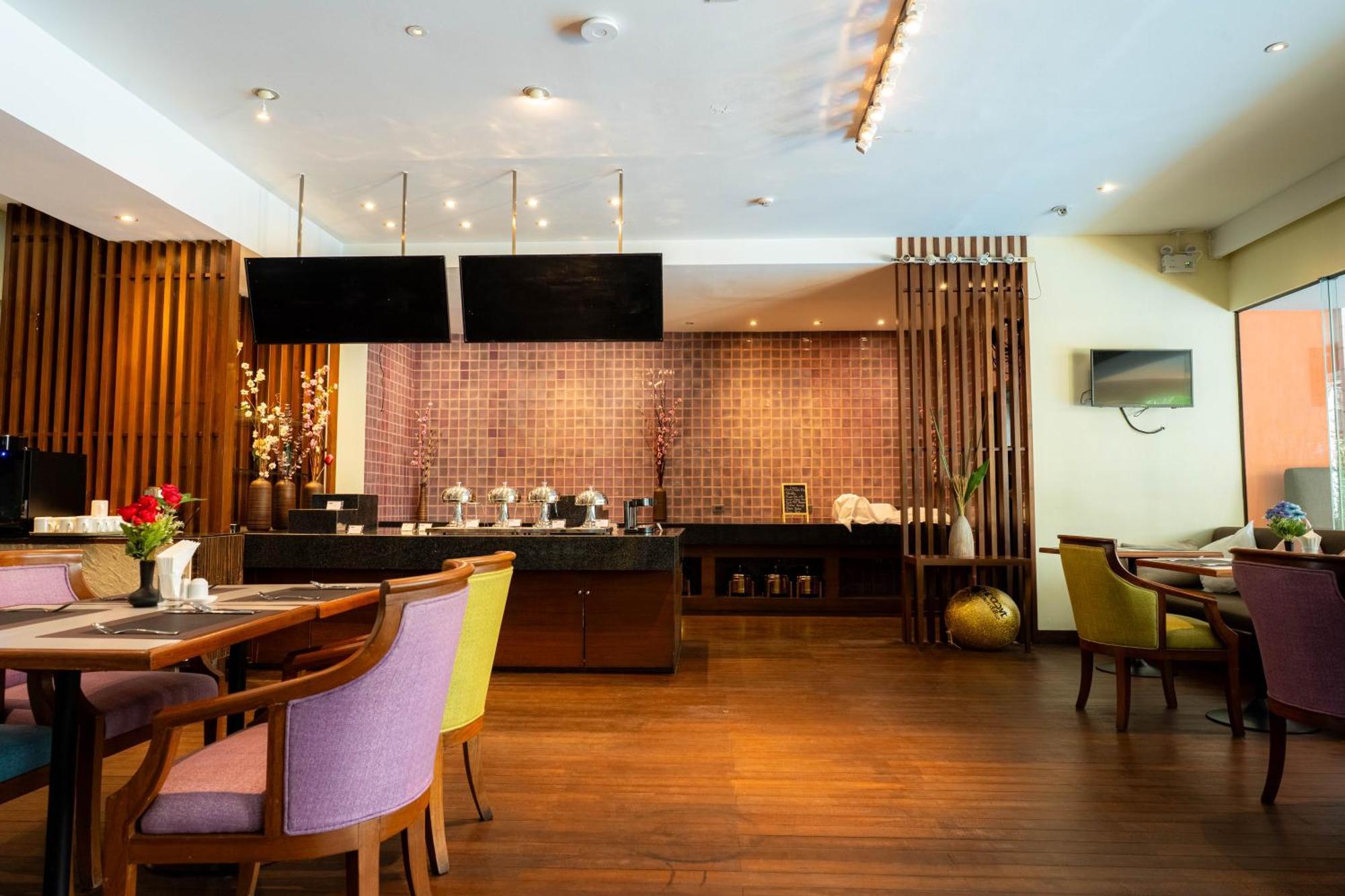 Journeyhub Sukhumvit 26, Bangkok - Formerly St James Hotel Luaran gambar